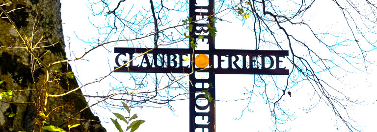 Kreuz mit Inschrift Glaube Liebe Friede Hoffnung