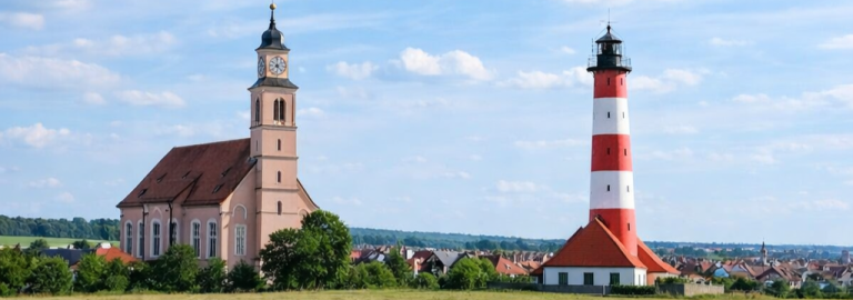 Stadtkirche Neustadt mit Leuchtturm daneben