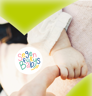 Babyhand hält Finger von Erwachsenen umschlossen