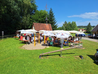 Taufgesellschaft von hinten