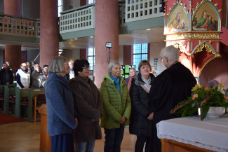 Dekanin Ursula Brecht segenet die alten und neuen Frauenbeauftragten des Dekanats Neustadt/Aisch