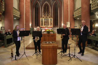 Vier Menschen spielen Saxophon in Neustädter Kirche