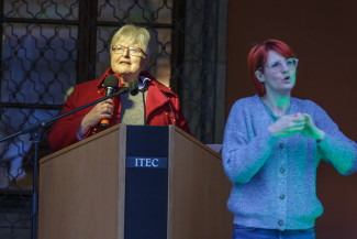 Dekanin Ursula Brecht hält eine Rede beim Lichtermeer für Demokratie.