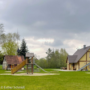 Langhaus und Spielplatz
